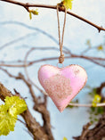 Bild in Galerie-Betrachter laden, Deko-Anhänger Herz, rosa Eisen