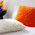 Bild in Galerie-Betrachter laden, Kissen Fluff Ball aus Kunstfell Orange Fever
