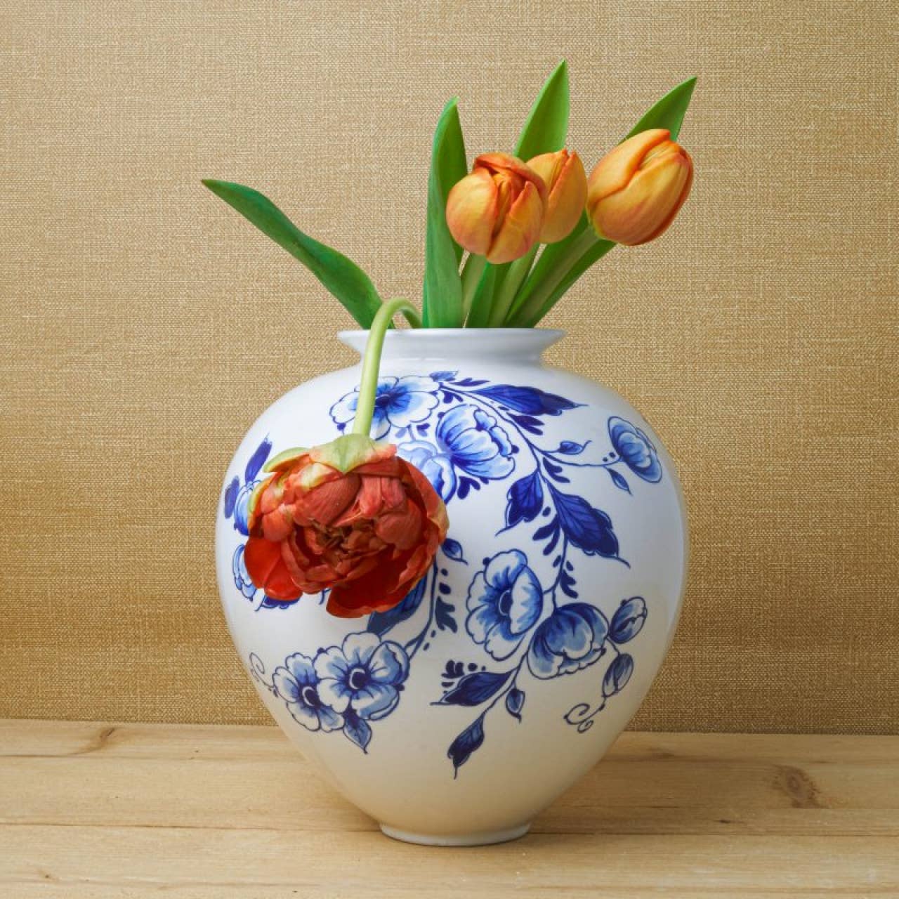 Große Vase mit Blumen
