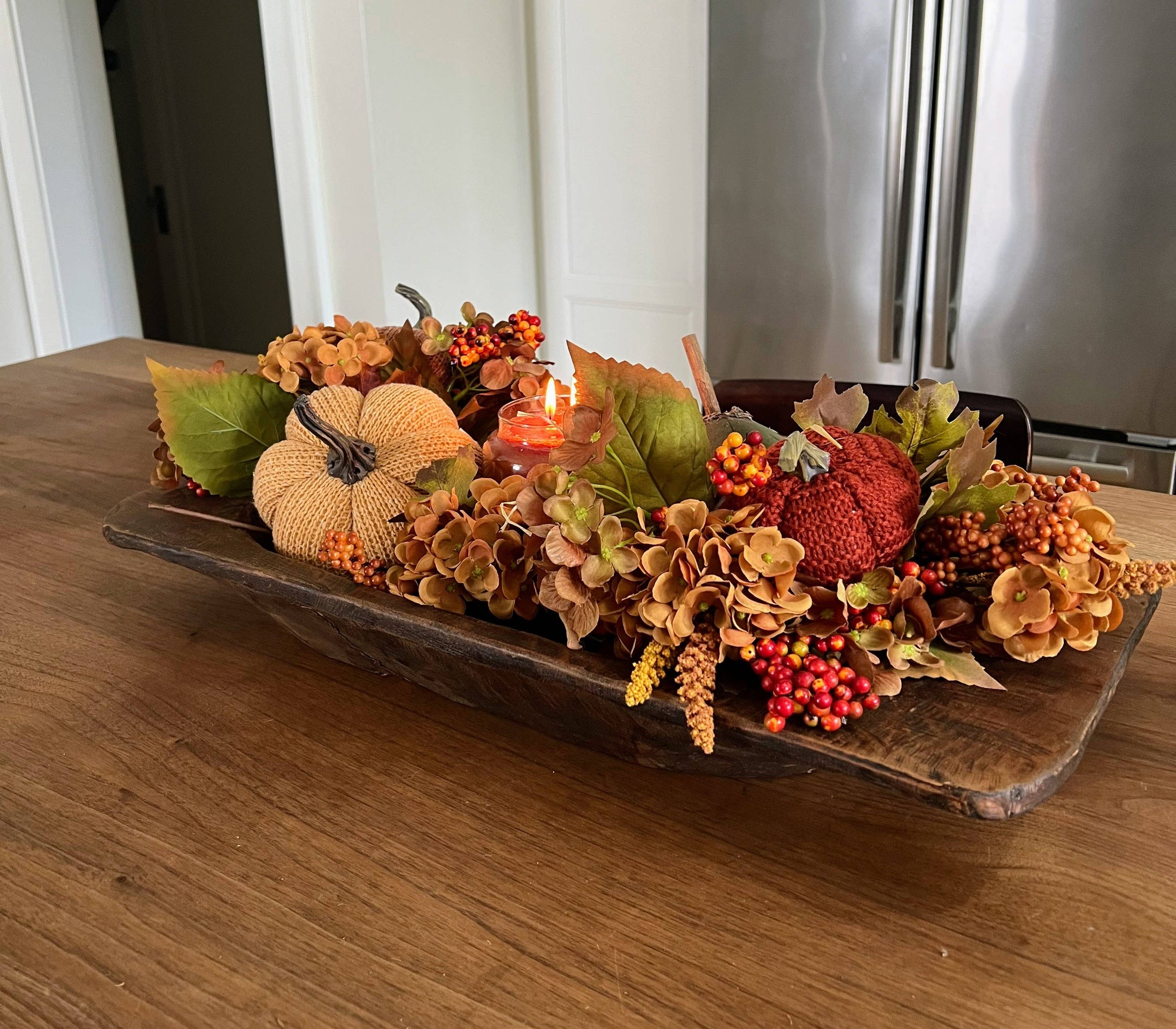Herbstlicher Hortensien- und Beerenstrauß
