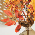 Bild in Galerie-Betrachter laden, Herbstspray mit Ahornblättern, Tannenzapfen und Beeren, 72 cm
