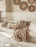 Bild in Galerie-Betrachter laden, Plaid Misty - Taupe
