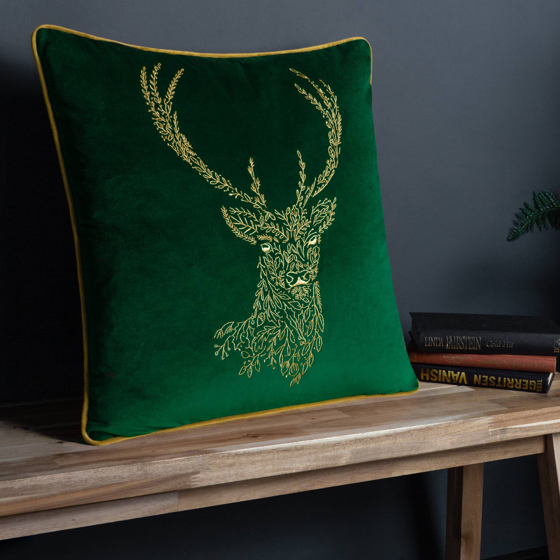 Kissen Forest Fauna Hirsch aus Samt mit Paspelierung, Smaragd/Gold: