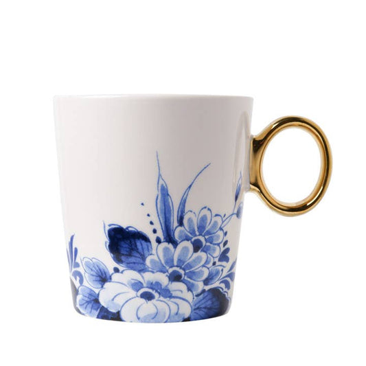 Tasse mit goldenem Blumenrand