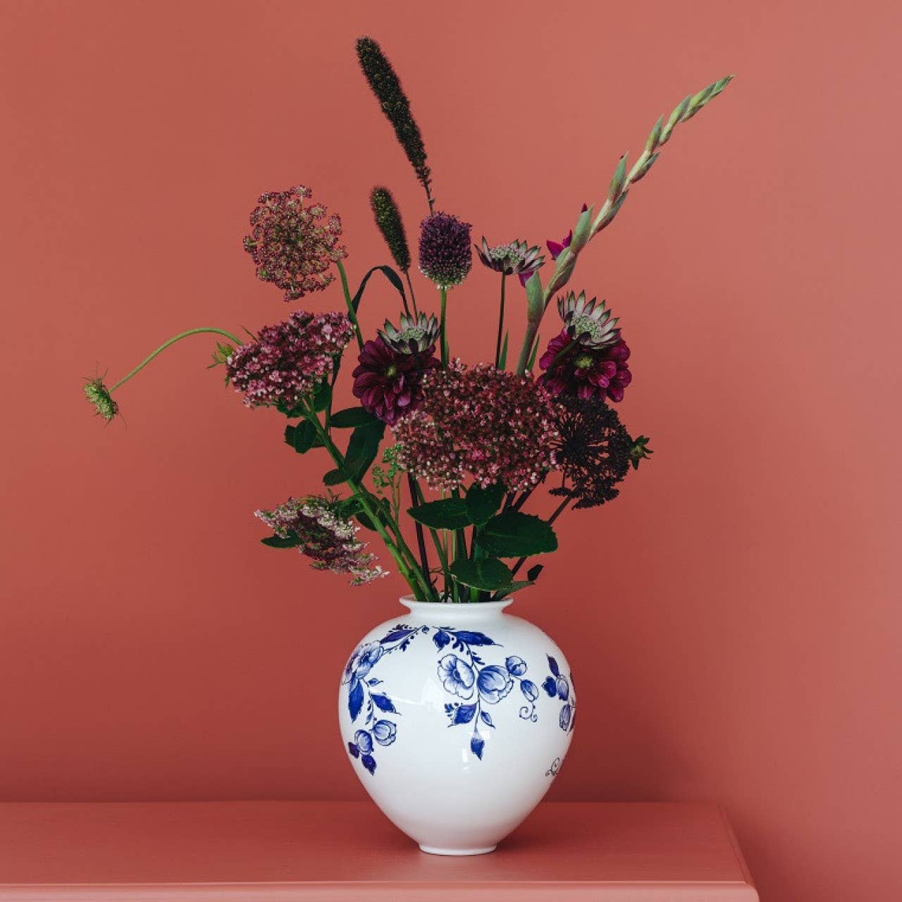 Große Vase mit Blumen