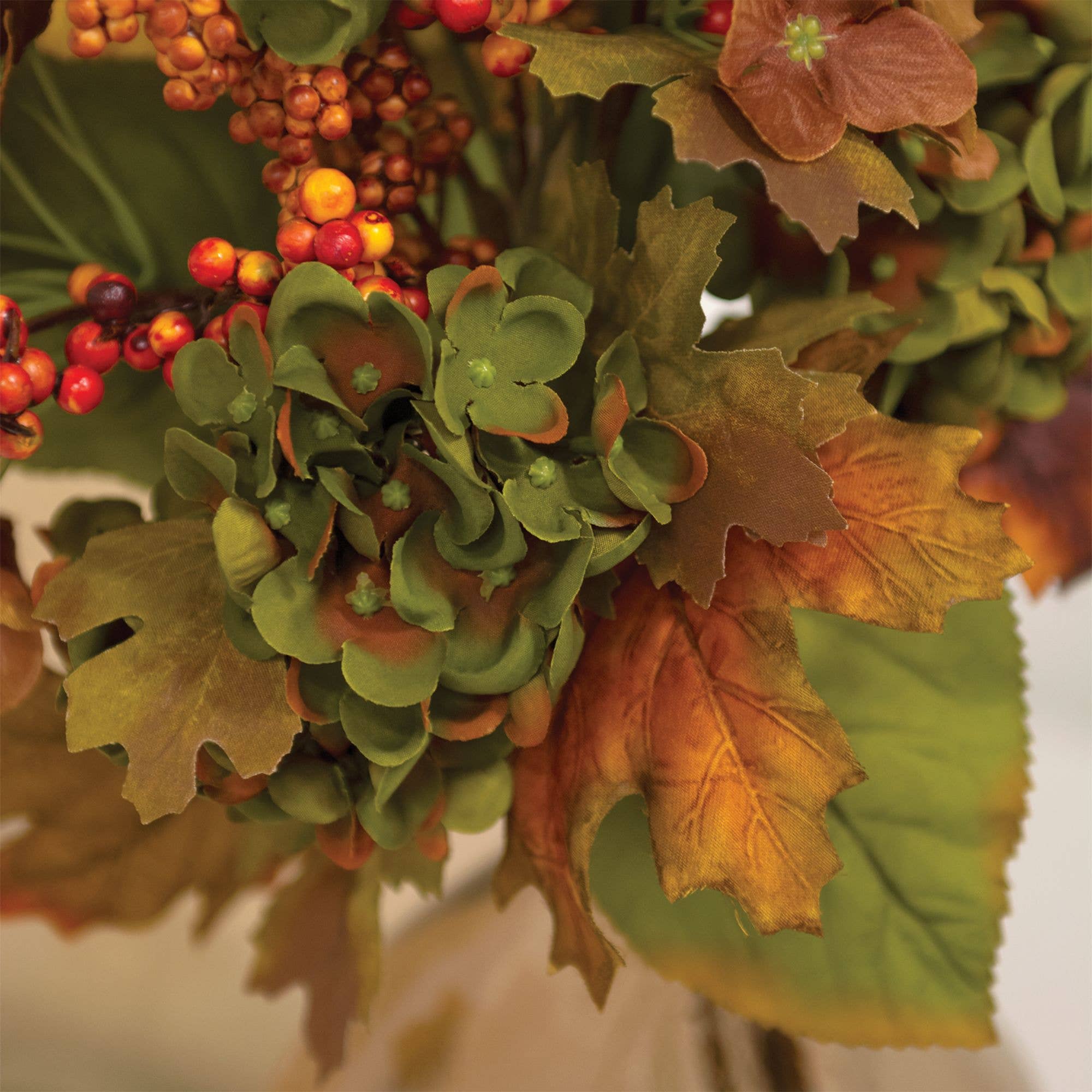 Herbstlicher Hortensien- und Beerenstrauß