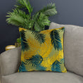 Bild in Galerie-Betrachter laden, Palm Grove Velvet Jacquard-Kissen Gold/Blaugrün
